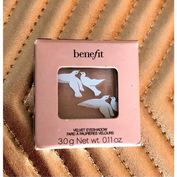 BENEFIT - NWT - Velvet Eyeshadow in "Leggy" Full Size/Pale Pink/Bit of Metallic - Picture 2 of 14